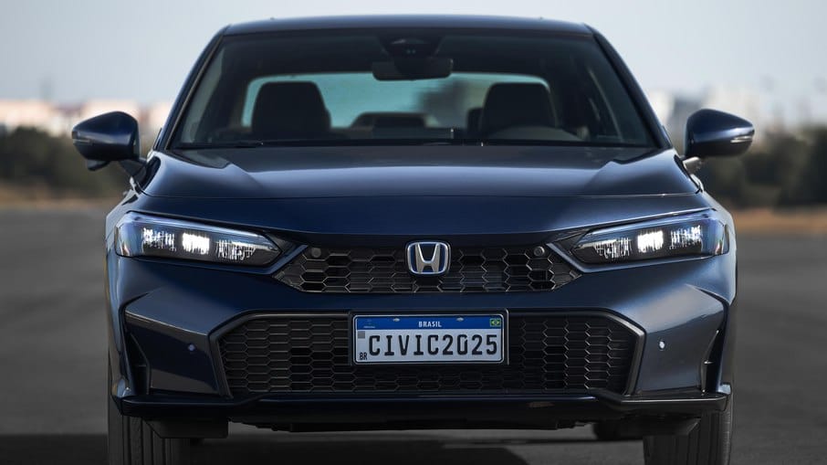 Vista frontal do Honda Civic Advanced Hybrid