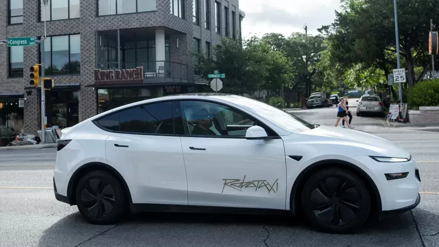 Tesla Model Y circulando por ruas de Austin; empresa estreou serviço de robotáxi com carros sem motorista