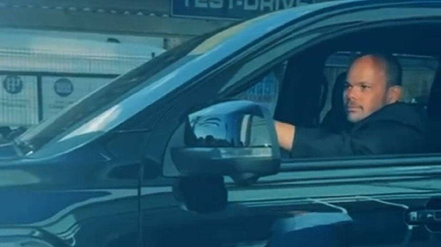 Valécio Granjeito ganha um Ford Ranger Raptor em uma gravação de publicidade