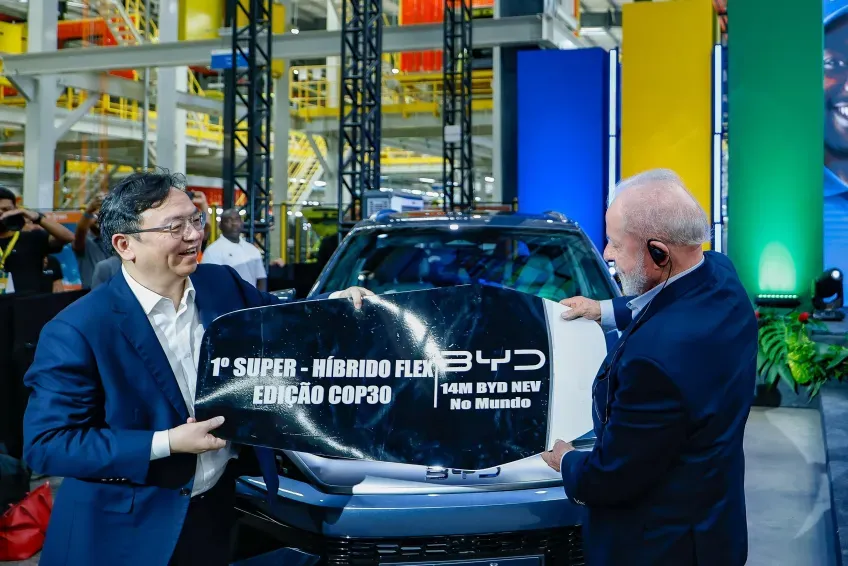 CEO e fundador da BYD, Wang Chuanfu, e o presidente Lula com o primeiro carro montado no Brasil