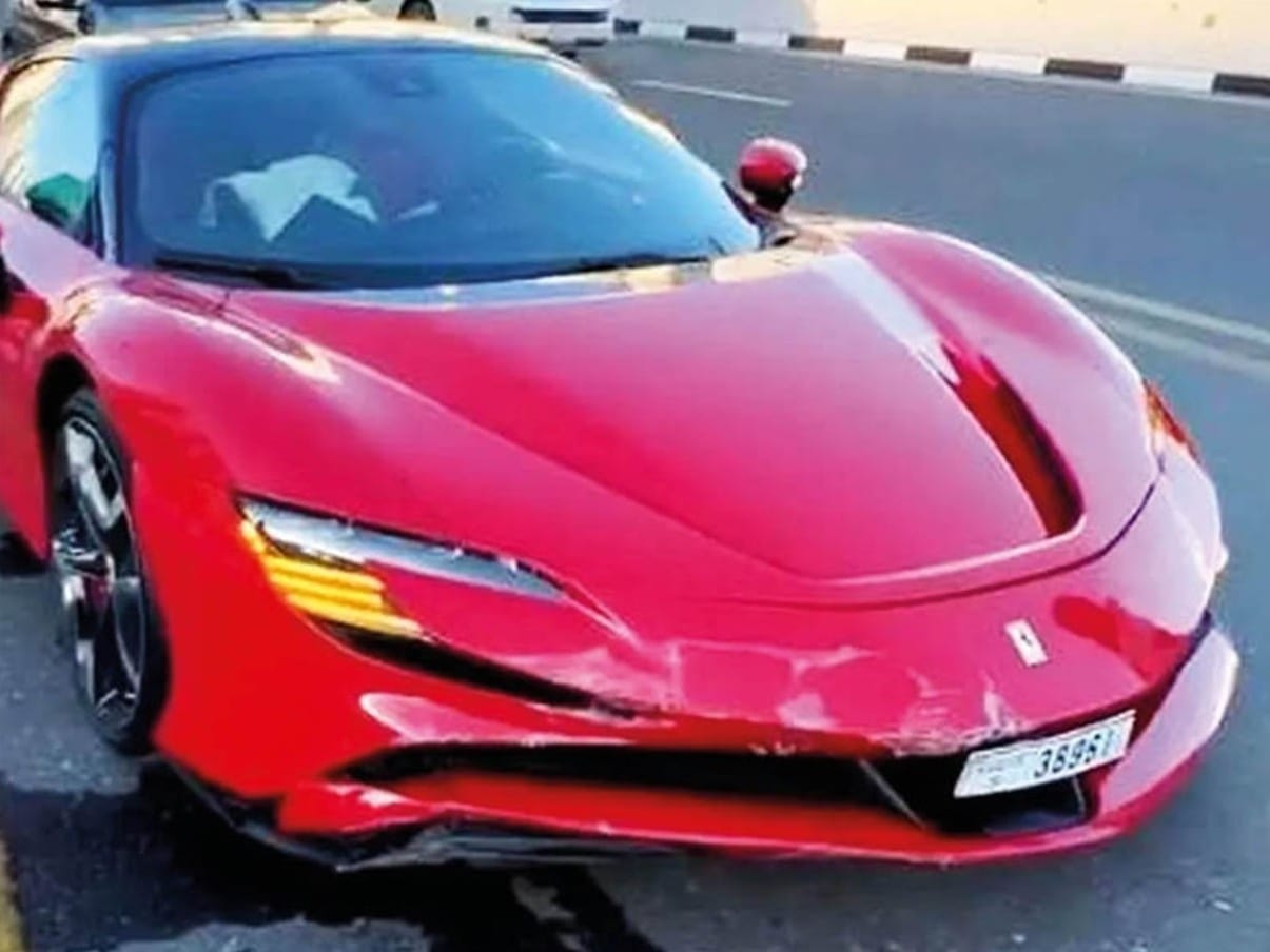 Chega de raspar a frente da Ferrari: Marca registra tecnologia que freia o carro sozinho para evitar batidas em guias