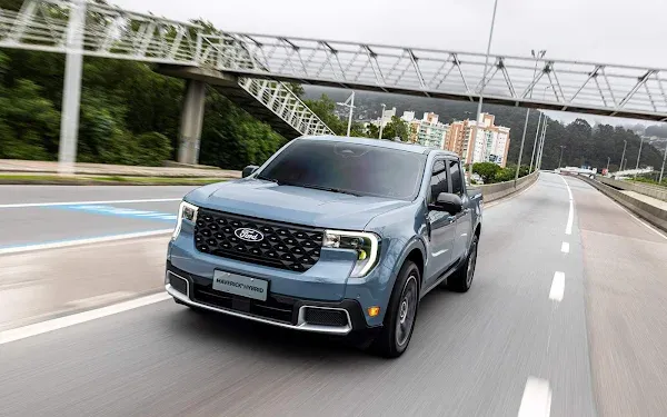 Agora sim, completa! Nova Ford Maverick Hybrid 2025 ganha tração 4x4, teto solar e tela gigante pelo mesmo preço da Tremor.