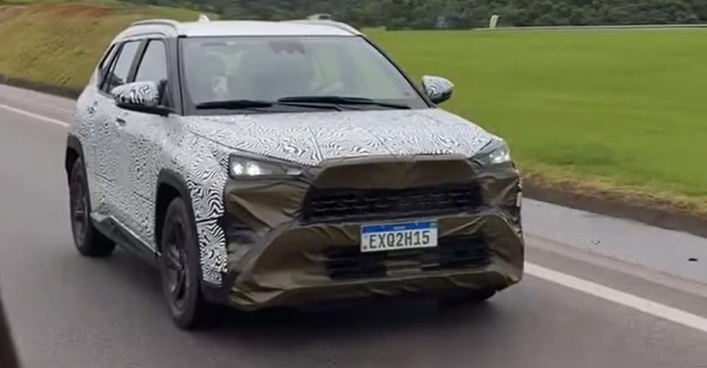 Flagra: Toyota Yaris Cross 2025 é visto em testes no Brasil; SUV compacto híbrido flex será produzido em Sorocaba post image