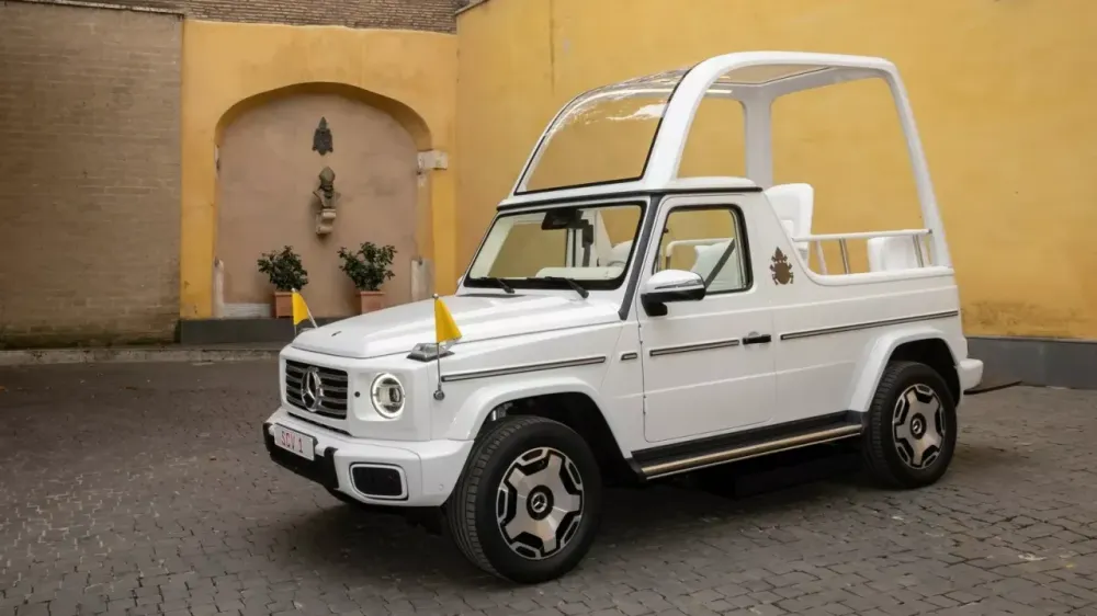 O novo papamóvel: Mercedes-Benz elétrico de quase R$ 1 milhão é o carro oficial de Leão XIV post image