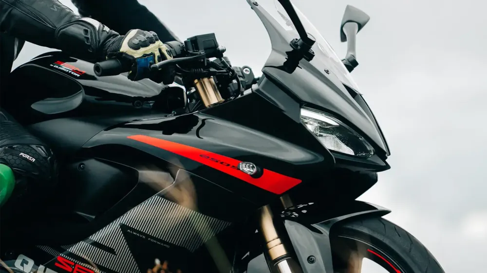 Yamaha R15 e Kawasaki Ninja 300 na mira: Nova esportiva SBM 250s chega ao Brasil por R$ 23.490 post image