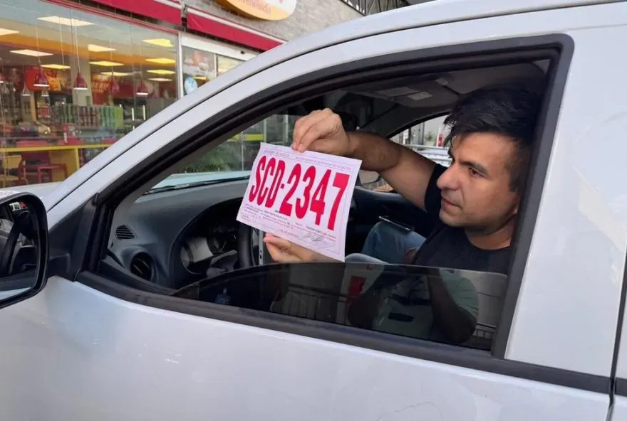 Argentina enfrenta escassez de placas metálicas e veículos circulam com placas de papel