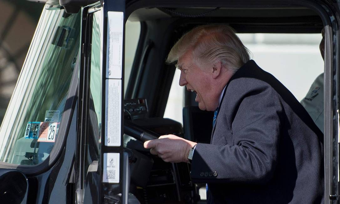 Trump assina ordem que exige inglês fluente para caminhoneiros nos EUA