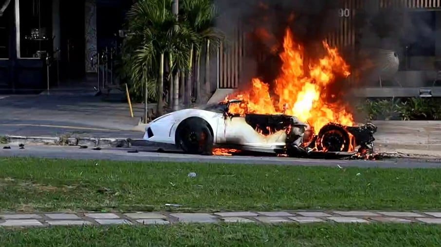 Lamborghini de R$ 1 milhão pega fogo em avenida de Goiânia, veja video