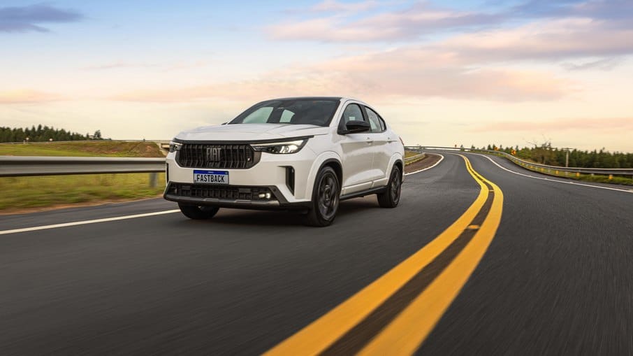 Fiat Fastback 2026 chega com teto solar e alerta de ponto cego: veja as novidades