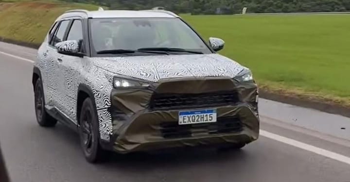 Flagra: Toyota Yaris Cross 2025 é visto em testes no Brasil; SUV compacto hÃbrido flex será produzido em Sorocaba