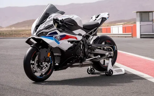 BMW S 1000 RR 2026 chega ao Brasil com 210 cv e pacote aerodinâmico inspirado na MotoGP