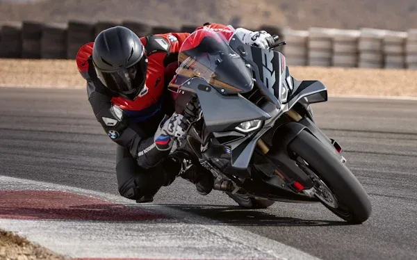 Nova BMW S 1000 RR 2026 é lançada no Brasil com motor mais potente e aerodinâmica avançada