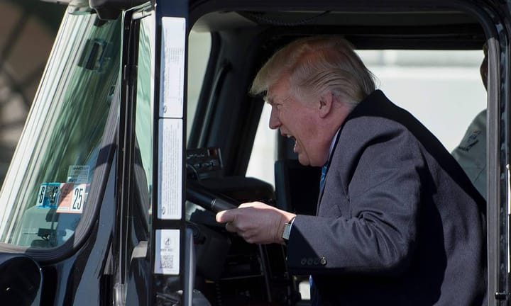 Trump assina ordem que exige inglês fluente para caminhoneiros nos EUA