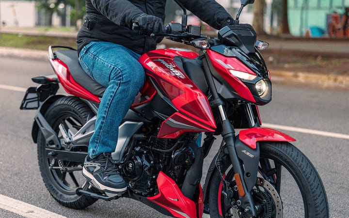 Nova Bajaj Pulsar N150 chega ao Brasil por R$ 16.300 e promete economia de até 60 km/l