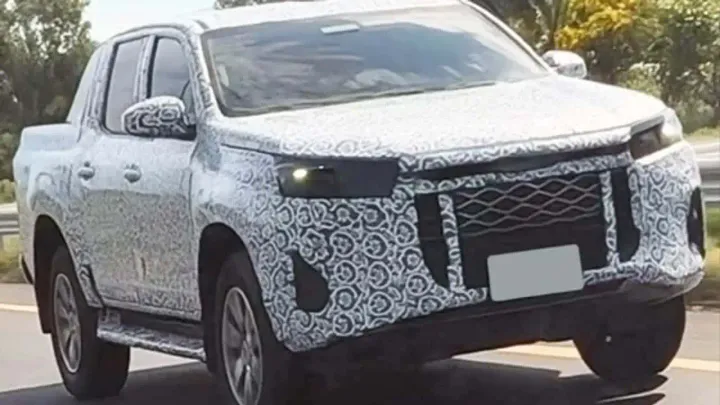 Flagra Nova Toyota Hilux 2026: o que esperar do facelift da picape mais vendida da marca