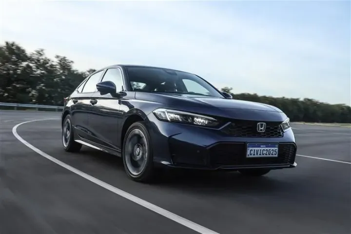 Honda Civic Hybrid 2025 estreia no Brasil com novo design e sistema elétrico avançado