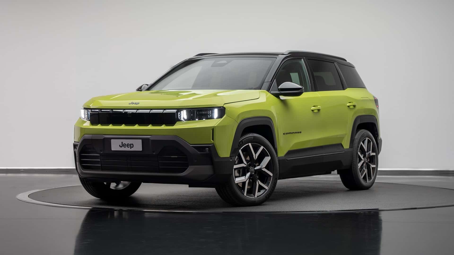 Jeep Compass 2026 4xe estreia com design off-road e versões eletrificadas