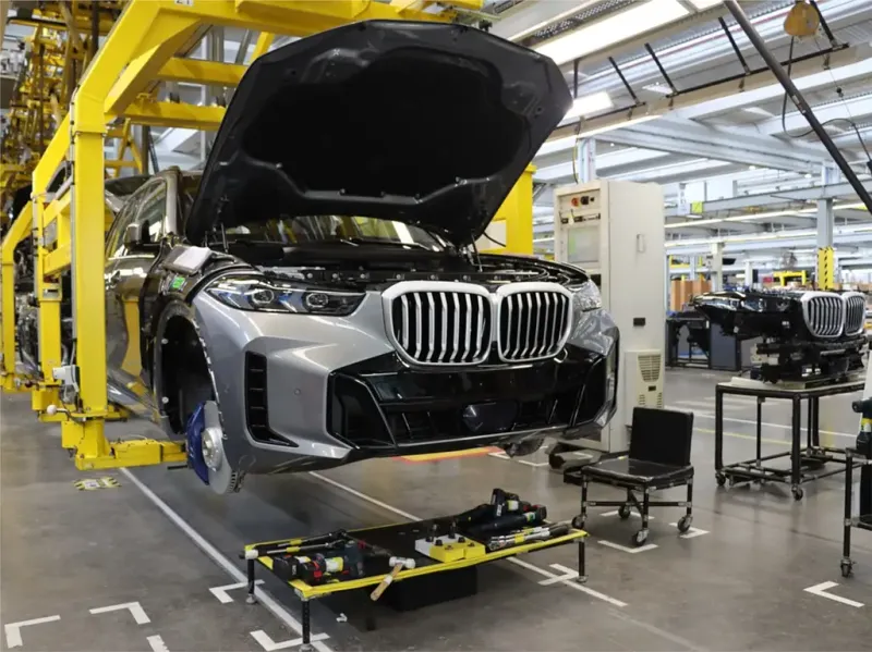 BMW X5 híbrido plug-in 2025 — primeiro SUV eletrificado produzido no Brasil, com 489 cv e até 79 km de autonomia elétrica.