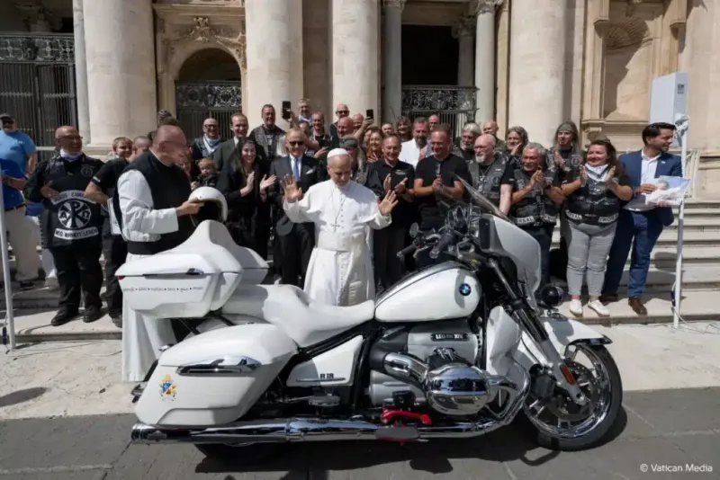Papa Leão XIV assina moto BMW R18 que será leiloada para caridade post image