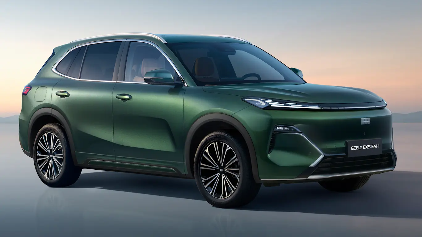 SUV Geely EX5 EM-i em destaque, com design elegante e moderno, capturando a luz do pôr do sol ao fundo.