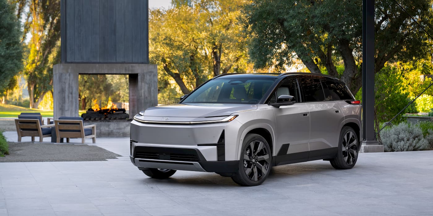 SUV moderno em ambiente elegante, com detalhes de design sofisticado e um espaço externo agradável.