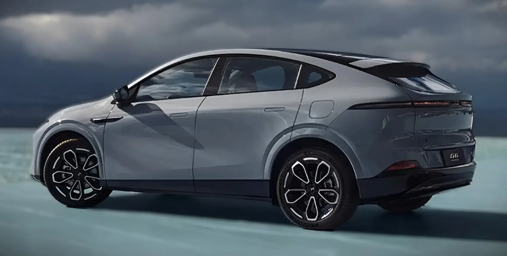 SUV moderno e elegante, visto de lado, destacando suas linhas aerodinâmicas e rodas arrojadas.