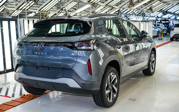 Volkswagen Tera 2023 na linha de montagem, destacando o design moderno e detalhes do veículo em ambiente industrial.