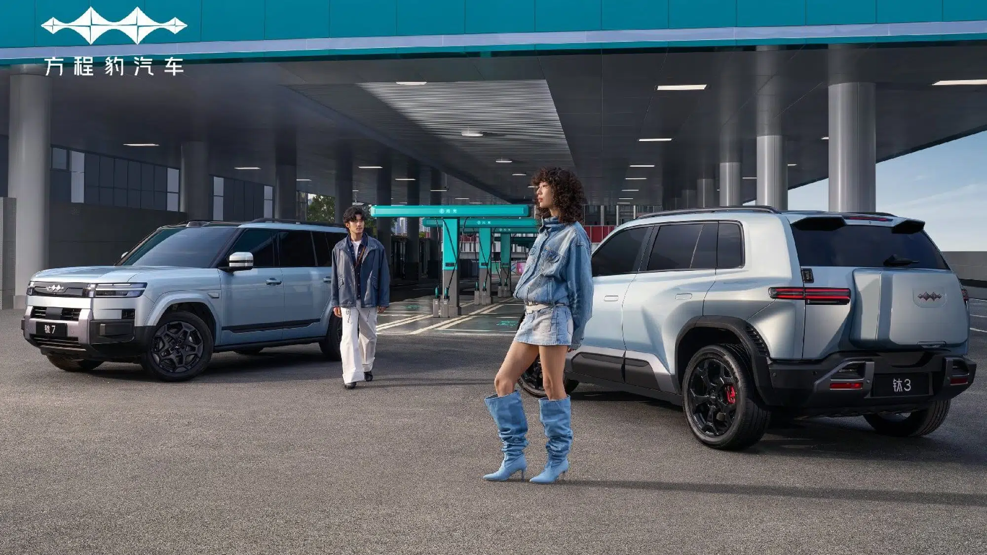 Mulher e homem em ambiente urbano com SUVs modernos, destacando estilo e inovação automotiva.